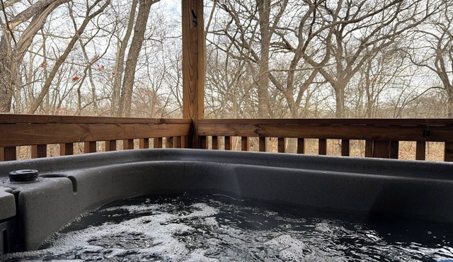 NEW! Hot Tub w/King Bed. Clean Couples Getaway Cabin Near Casino & Lake Murray.