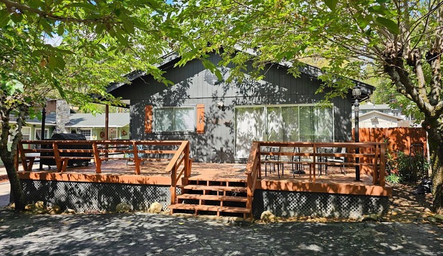 NEW Hot Tub, Walk to Town, Lake Access, Fireplace