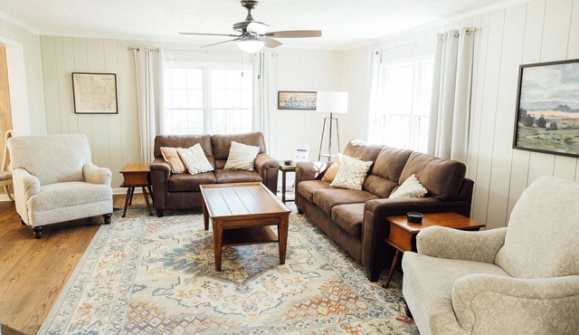 NEW HotTub! Spacious cottage convenient to town, wineries & outdoor adventures!