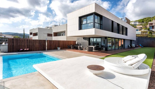 NEW HOUSE! LUXURY VILLA NEAR BARCELONA & COSTA BRAVA