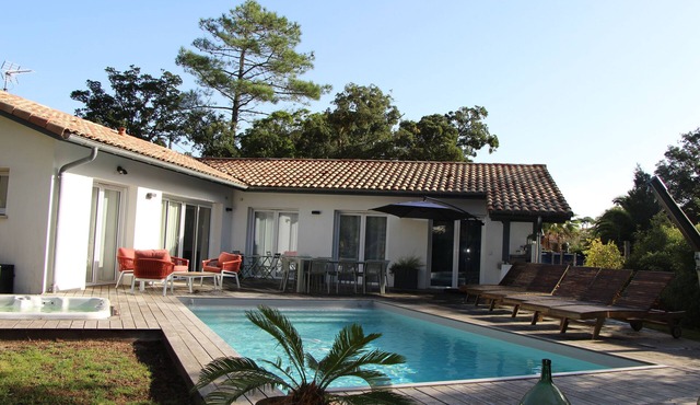 NEW HOUSE, 700M FROM THE BEACH WITH A HEATED SWIMMING POOL AND A SPA