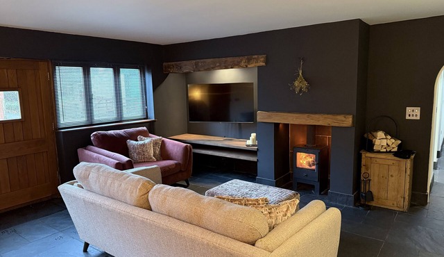 NEW HOUSE BARN, pet friendly, with open fire in Ashbourne