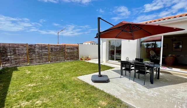 New house 3 bedrooms, 6 sleeps, between sea and countryside, walk to town, WIFI