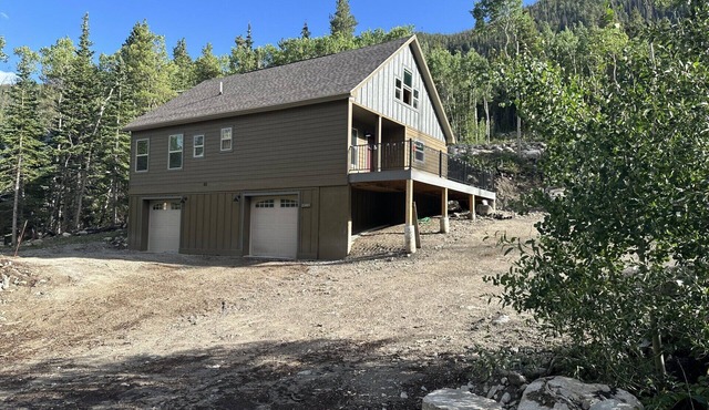 NEW House minutes from SALIDA. 2 King, 4 Queen, 4 Full Bath, Garages