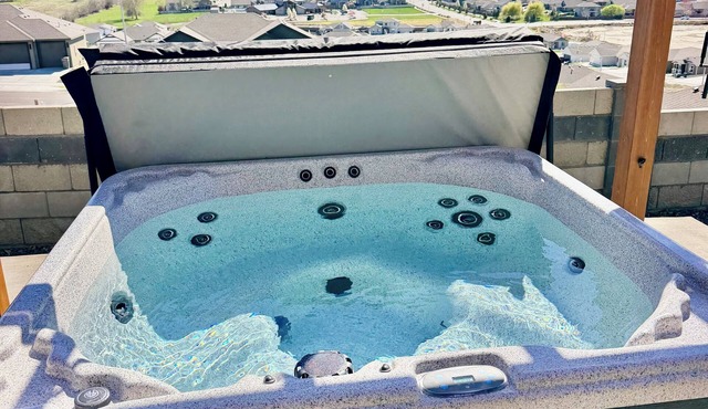 “NEW HOUSE" Outdoor Hot tub & Fire Pit, nWELCOME TO CASA LOMA