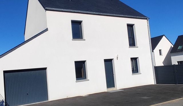 New house, spacious, bright, quiet neighborhood in agglo, fenced. Garage