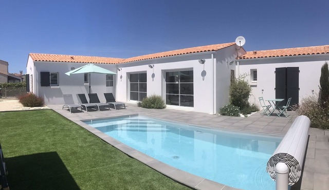 New house with private heated pool, 500 metres from the seafront!