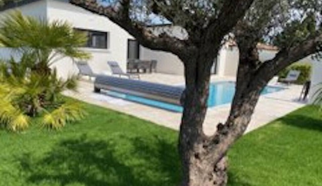 New house with heated swimming pool for 8 to 10 people, quiet area