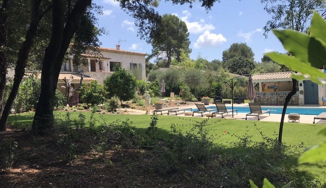 New housing, garden level in villa, with large garden, large swimming pool