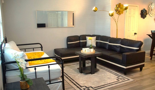 New Houston Home! Sleeps 10-12, Near Downtown, 4 Car Parking