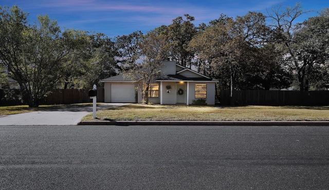 NEW! Howdy Hang Out - Cozy, Cute and Comfortable House!