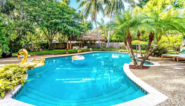 NEW! HTD POOL/HOT TUB/5 MIN TO BEACH/TIKI HUT!