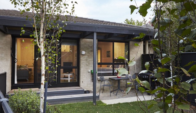 NEW Ideal for Two - King bed - Pet Friendly - 150m to river - Easy walk to town