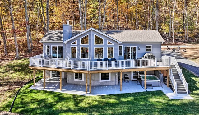 NEW! Immaculate Sanctuary w/ Hot Tub & Fire Pit!