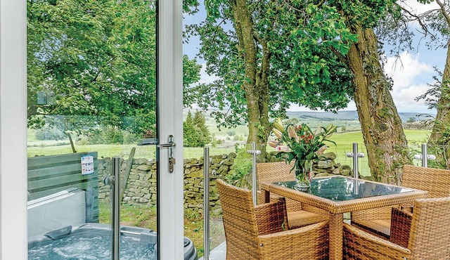 New in 2017. Modern and contemporary 14ft-wide lodge style holiday home.