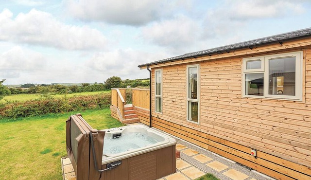 New in 2017. Spacious and luxurious lodge.