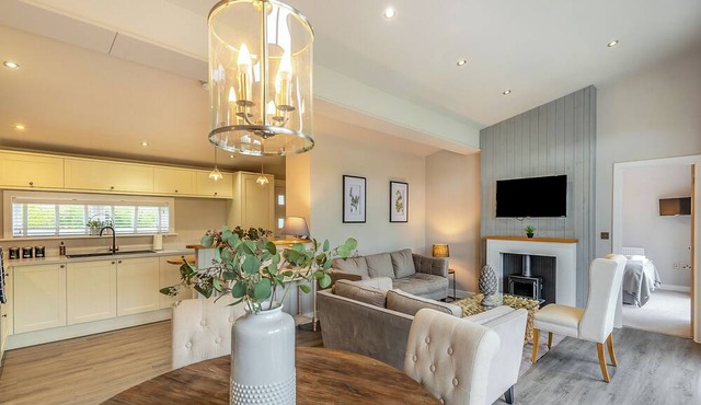 New in 2021 Modern and luxurious lodge with lakeside view.