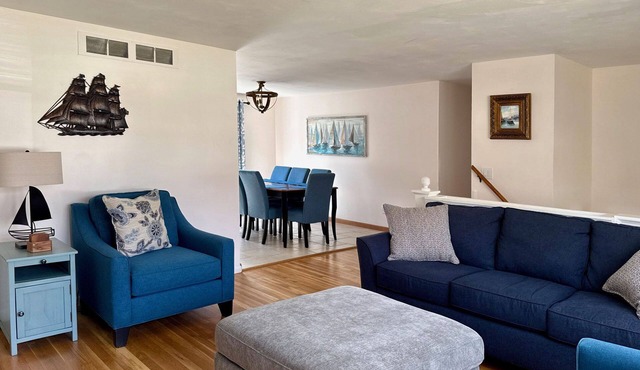 New in Narragansett! 3-min walk to private beach. 4 kayaks, fire pit, central AC
