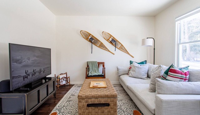 NEW: In-town home w/fire-pit in Livingston Manor