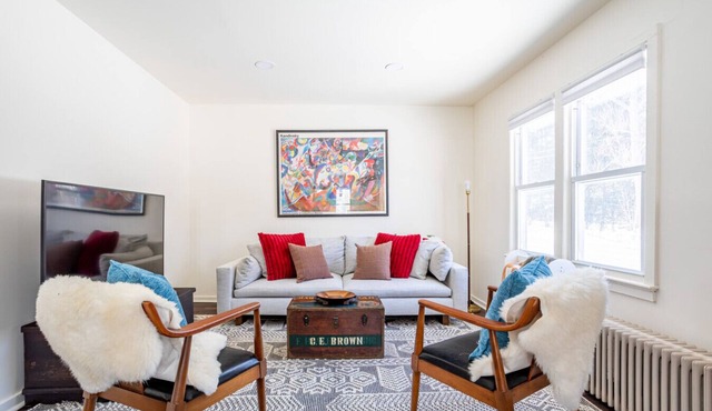 NEW: In-town home w/gorgeous cedar sauna+fire-pit