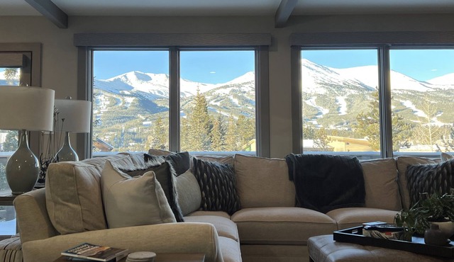 New, in town, incredible views, hot tub, walk/ride free shuttle, Ski Chalet!