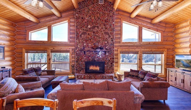 NEW Indian Paintbrush Log Cabin -Sleeps 12+ on scenic horse ranch with views!