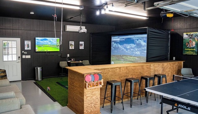New! Insane Golf Retreat & Simulator - Bogey Bunks
