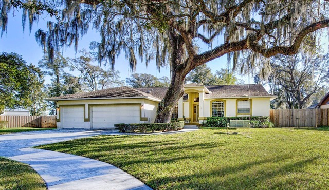 New Inside, Large family home! Furnished w/utils, stay 1-6 months.