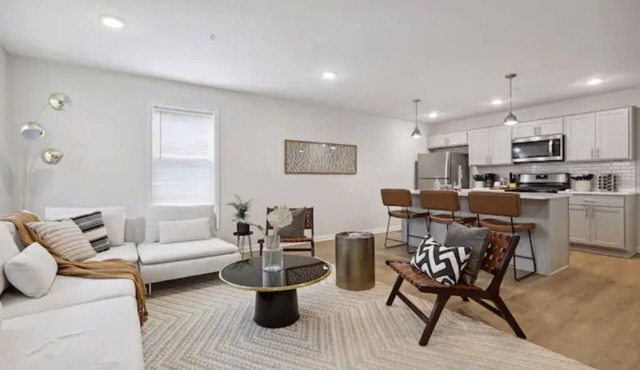 NEW Insta-Worthy Home Steps From The Lakes