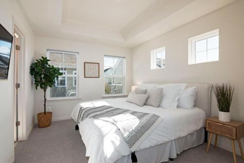 New Intown Waterfront Townhome wPool & Location