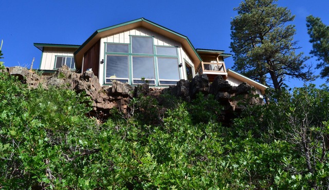 New-ish 3 BR house on canyon ridge/Borders Forest/31 windows- 3 miles from town