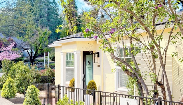 NEW Jacksonville Suites - A Pristine Bright 1950s Gem in the of Heart of J-Ville