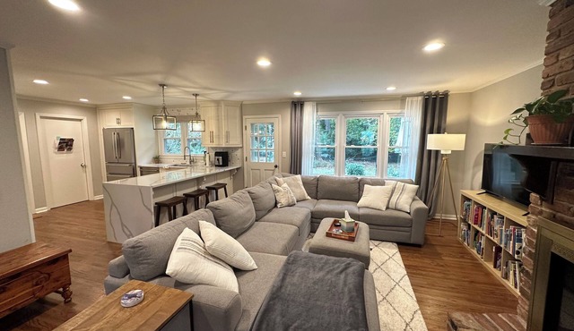 !NEW! Kid friendly 4-bedroom home with large, private backyard