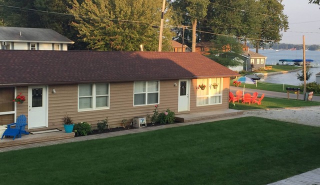 New Kid in Town, Lake Wawasee , 2 Bedroom Condo Channel Front with Boat Pier