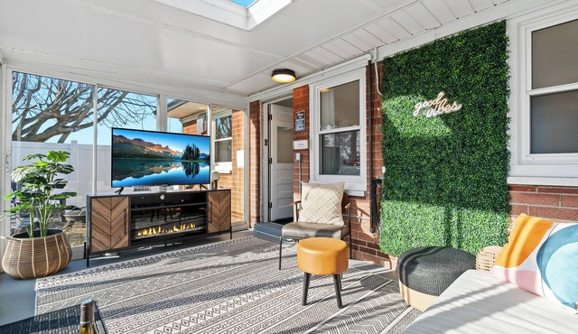 NEW! King Bed. 3TVs, Fireplace w Enclosed Patio, Fenced in Backyard, BBQ