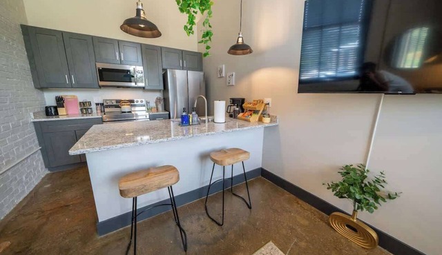 New King Bed Apartment: Brewery| River| Downtown