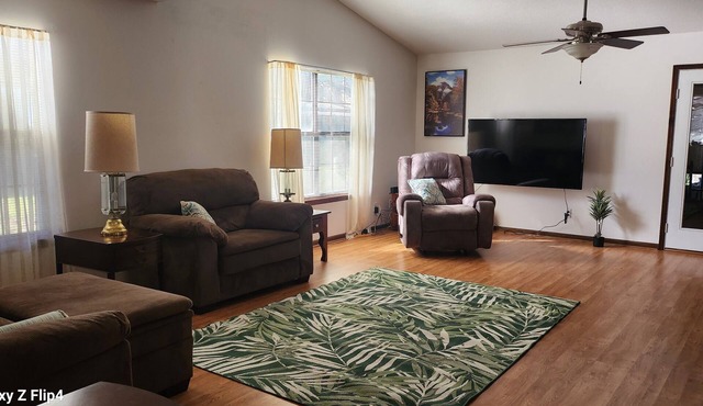 New King Bed in spacious Ridge Manor Villa with BBQ, Screened Lanai, and Views