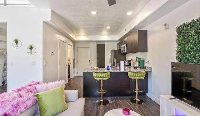 NEW-KING Bed Loft Apartment/Downtown/Free Garage Parking/GYM
