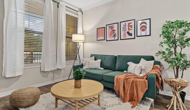 New! King Bed Trendy 1 BR Resort Style w/Pool