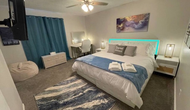 ⚡NEW! King Beds, 86` Roku TV, Firepit & Grill⚡