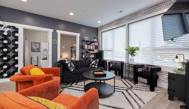 NEW King suite, Sleeps 14 in the heart of Nashville