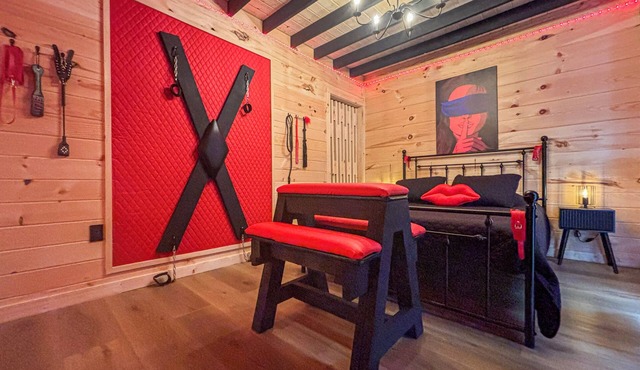 New Kinky Cabin Romantic Adult Getaway