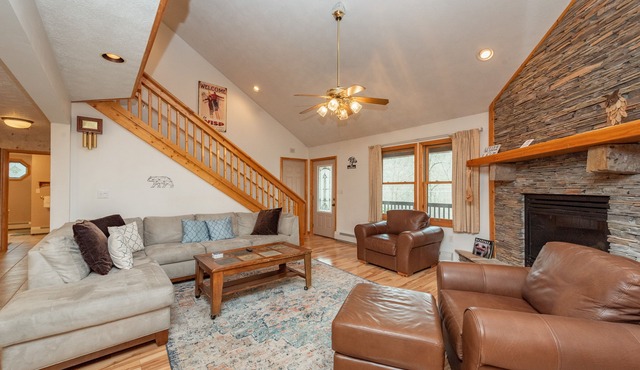 New! Knotty Bear Cabin: Lake Area, Dogs Welcome, Hot Tub, Fire Pit!