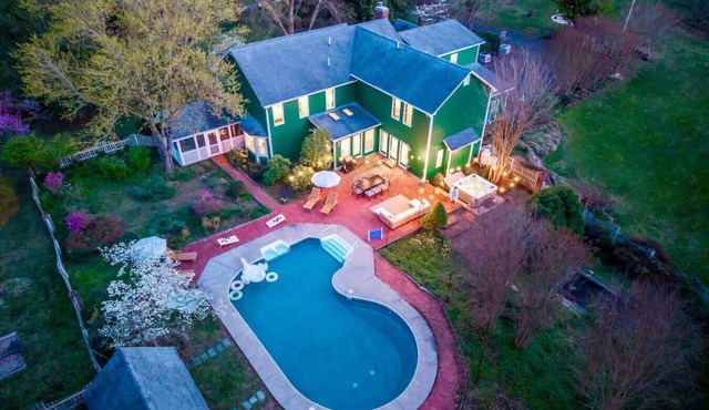 NEW l Near Shenandoah~Pool~Hot Tub~Fire Pit~10Acre