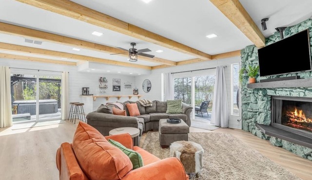 NEW Lake Front W/Private Dock, Hot Tub & Sauna!