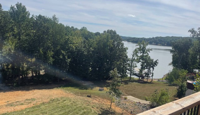 New lake front home! Bluey on Eddy Bay is minutes from the marina!