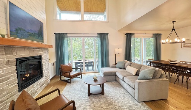 New Lake Front home Hot tub Sleeps15 Full Amenities Walk to beach