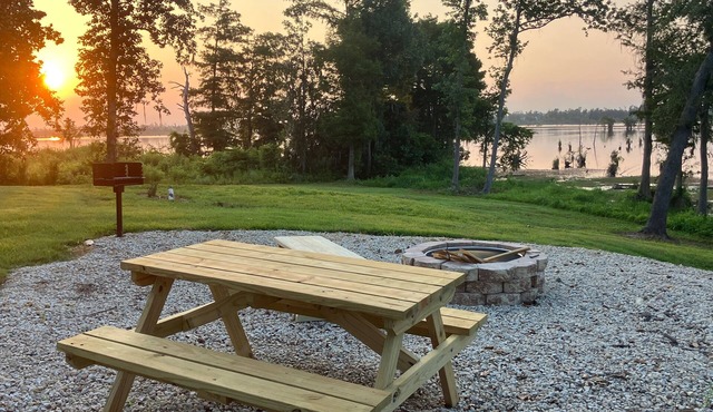 New Lake Front Studio Style Cottage - w/private dock, kayaks and full kitchen