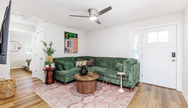 New Lake Hollingsworth flat w 2 BR/1 Bath. Picnic area and Private Patio Unit B