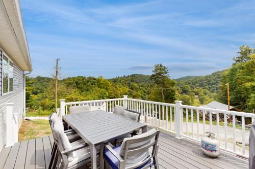 New Lake Home Sleeps 14 Private Dock Deck Grill